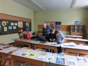 Volker Thater mit den Jungs der Briefmarken-AG der Adolf-Reichwein-Schule in Kiel-Dietrichsdorf